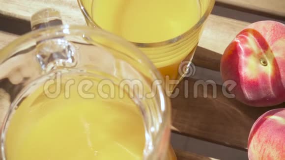 一杯果汁放在木桌上视频的预览图