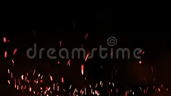 美丽的火焰火花在夜晚黑暗的背景循环动画视频的预览图