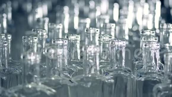 多个玻璃瓶特写一个工厂里的空瓶子视频的预览图