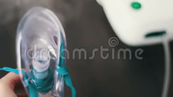 雾化器蒸制的阿斯玛面罩视频的预览图