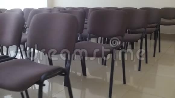 会议室里的一排排椅子视频的预览图