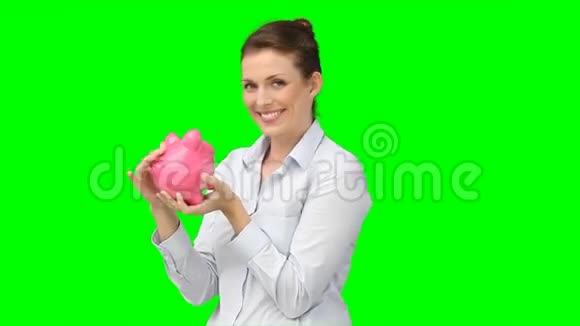 一个女人抱着她的猪圈亲吻它视频的预览图