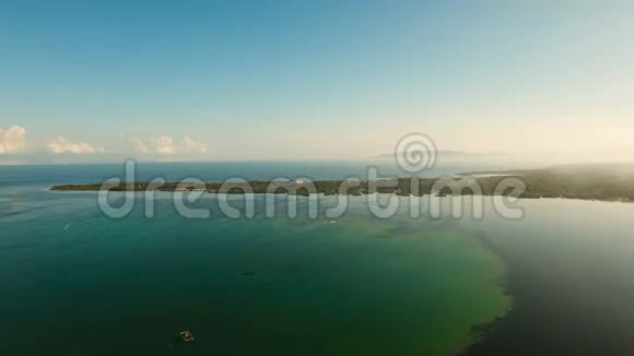 带有热带岛屿海滩和波浪的海景波霍尔菲律宾视频的预览图