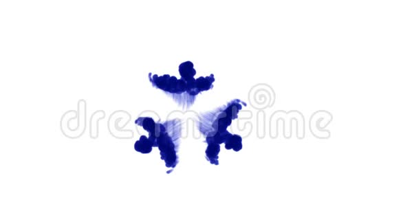 蓝墨水在白色背景上溶解在水中用Luma哑光计算机仿真的三维渲染三条墨流视频的预览图