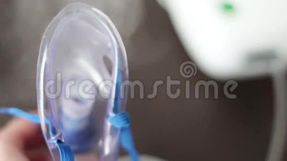 雾化器蒸制的阿斯玛面罩视频的预览图