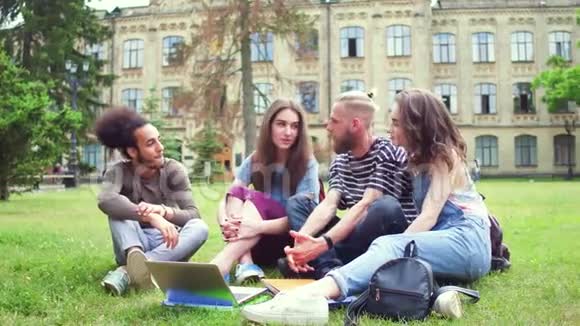 大学公园里坐在草坪上的学生视频的预览图