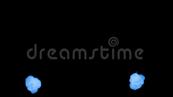 蓝色发光墨水溶解在水上的黑色背景与卢马哑光计算机仿真的三维渲染瓦莱里视频的预览图