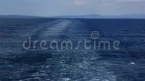 海鸥从爱琴海的船上飞过视频的预览图