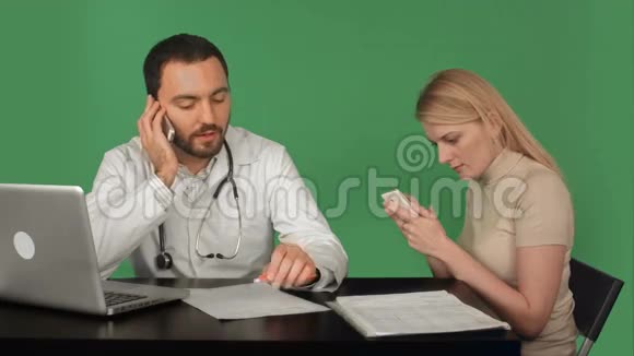 医生和病人在电话里视频的预览图