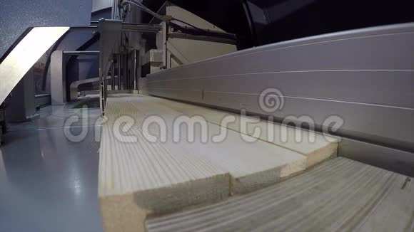 工业内部锯木块锯木块的机器切割机锯现代机床视频的预览图