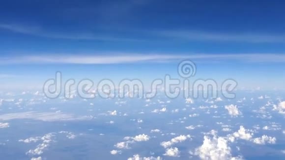 飞行期间从飞机上看到云和天空视频的预览图