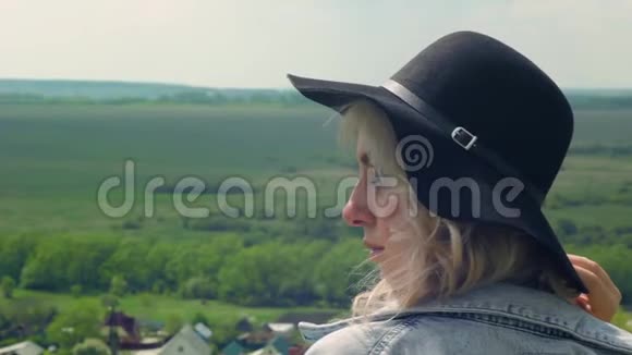 春天里戴黑帽子的女孩视频的预览图