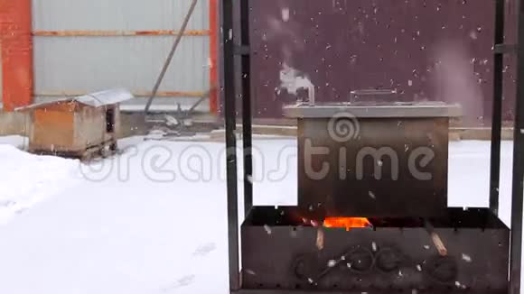 金属烟盒着火了视频的预览图