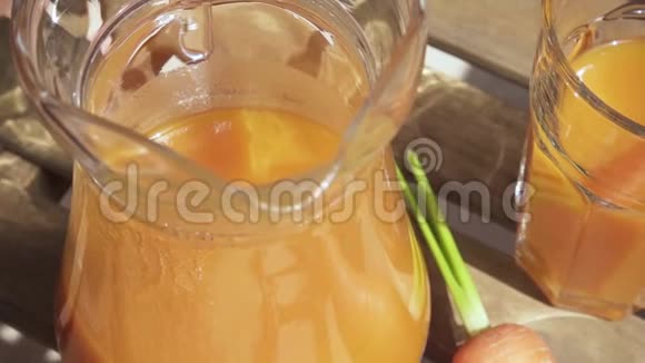一杯果汁放在木桌上视频的预览图