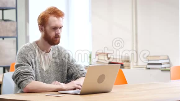 男人在工作中等待看时间视频的预览图