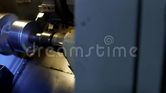 数控车床拉出部分金属工件滑轮现代车床进行金属加工特写视频的预览图