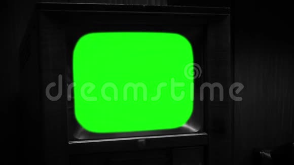 旧木制电视与绿色屏幕黑白色调视频的预览图