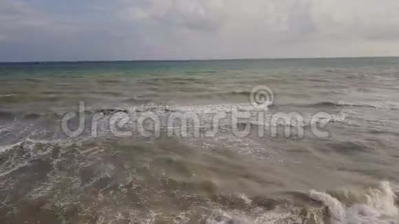 以海滩和海浪俯瞰海岸线视频的预览图