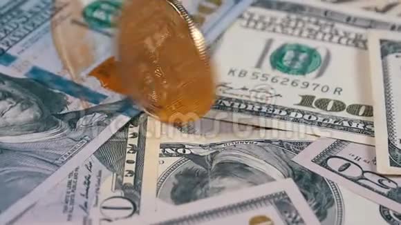 黄金比特币硬币BTC旋转扭转旋转旋转旋转和瀑布在桌子上与美元慢动作视频的预览图