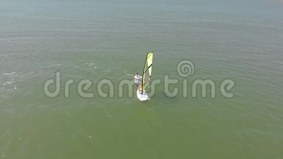 一个人用帆浮在冲浪板上空中射击视频的预览图