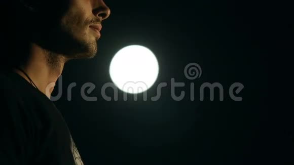 月光下祈祷的人的剪影视频的预览图