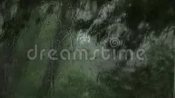 窗外倾盆大雨视频的预览图