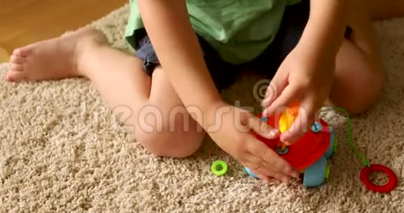孩子玩玩具视频的预览图