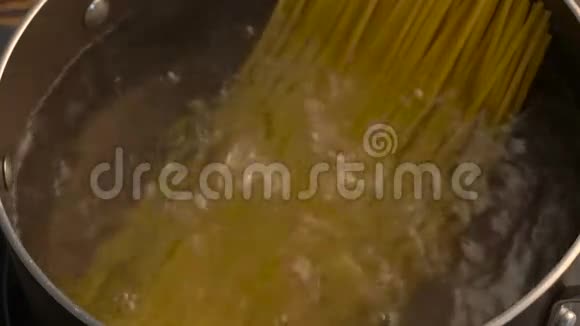 平底锅煮面条沸水煮视频的预览图