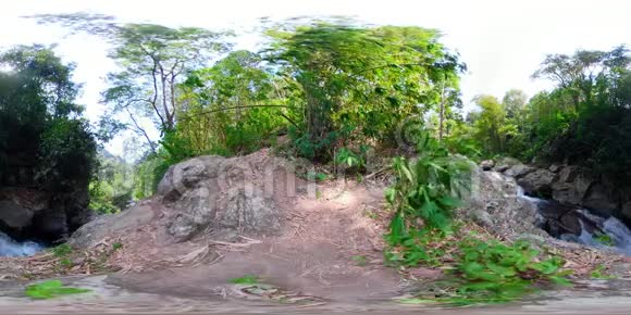 美丽的热带瀑布印度尼西亚巴厘VR360视频的预览图