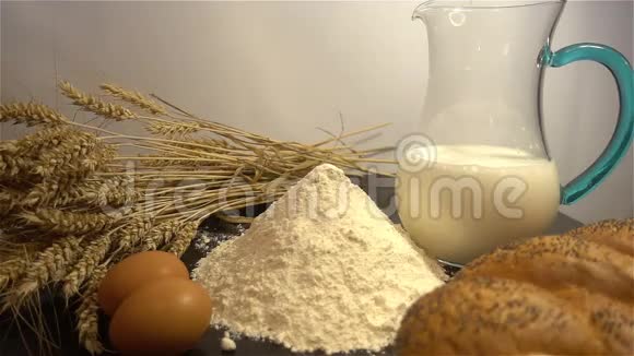 面粉面包牛奶和麦穗视频的预览图