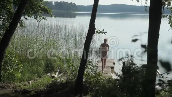 码头上湖边的女人视频的预览图