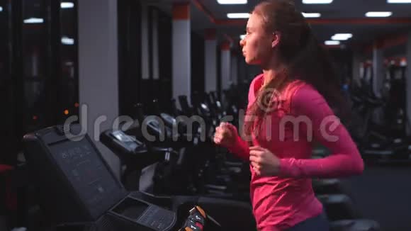 在健身房跑步机上锻炼的女孩视频的预览图
