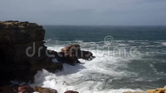 葡萄牙西海岸附近的海浪视频的预览图