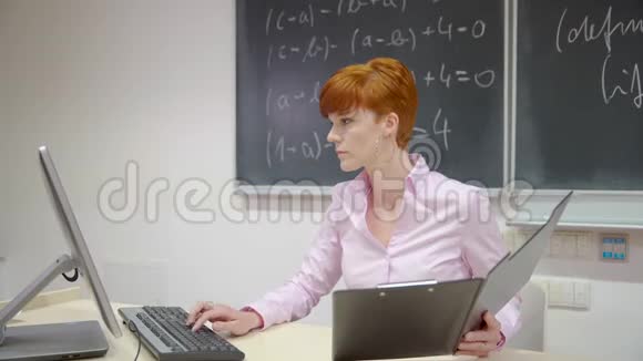年轻教师在数学学院讲课在黑板上写粉笔字视频的预览图