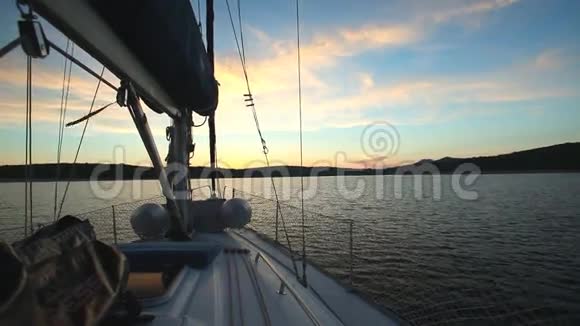 日落时分乘帆船在克罗地亚的岛屿上航行视频的预览图