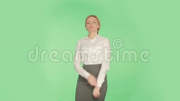 肢体语言漂亮的金发女孩穿着一件绿色背景的白色衬衫视频的预览图