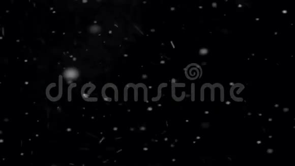 美丽的降雪隔绝在黑色背景上视频的预览图
