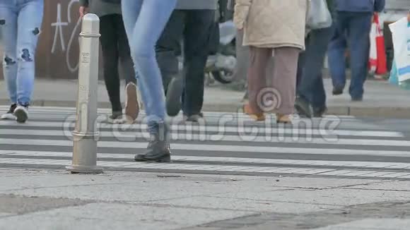 在萨格勒布市街上慢动作的无名人群视频的预览图