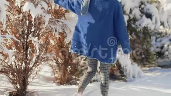 冬天快乐的女孩在户外公园玩雪视频的预览图