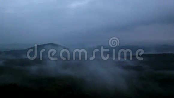 寒冷的雾蒙蒙的夜晚在萨克森州的秋天山谷瑞士公园山从朦胧的黑暗中增加视频的预览图