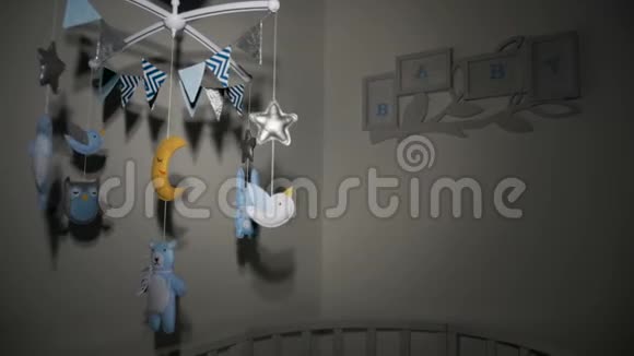 带蓝色手缝动物和带黄月鸟玩具的婴儿移动视频的预览图