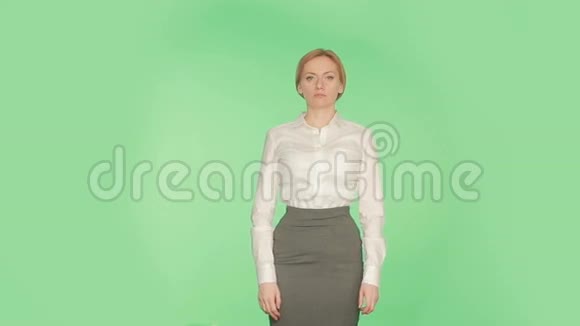 肢体语言漂亮的金发女孩穿着一件绿色背景的白色衬衫视频的预览图
