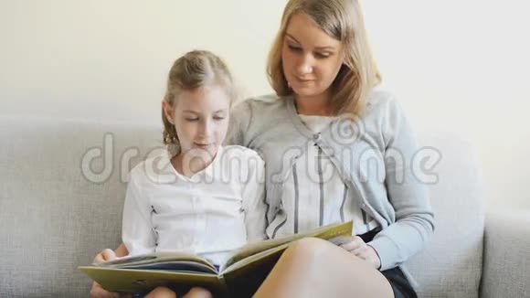 母女俩在看书视频的预览图