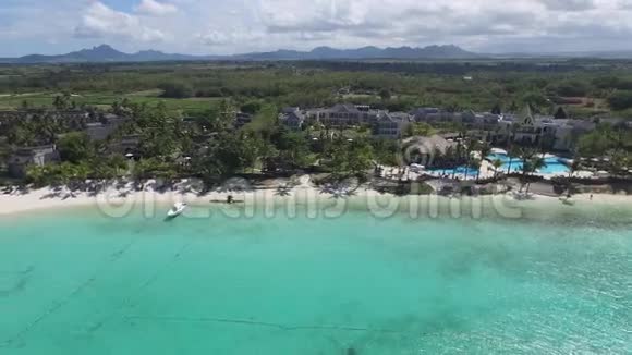 与印度洋和海滨景观在贝尔马雷毛里求斯海滩沙滩和海岸线视频的预览图