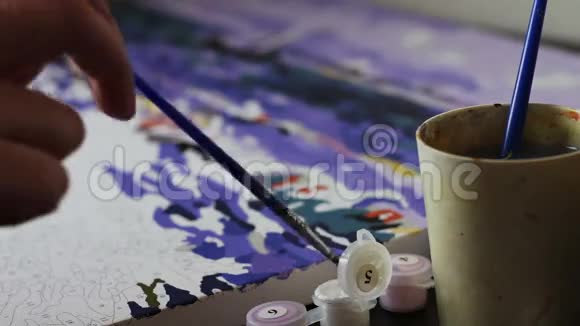 女孩用数字画一幅画用丙烯酸白色霍比为成人绘画女画家视频的预览图