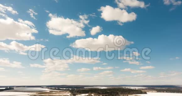 美丽的白天云在冬天的景色中流逝视频的预览图