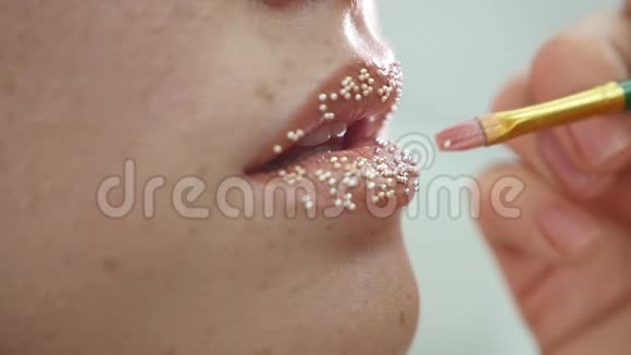 嘴唇上的纸屑美丽的妆容和明亮的嘴唇颜色视频的预览图