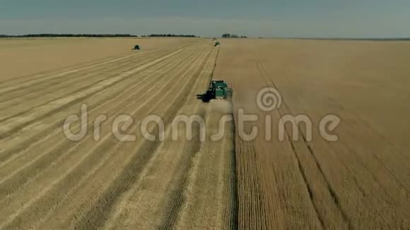 用农机收割麦田无人机的空中摄影视频的预览图
