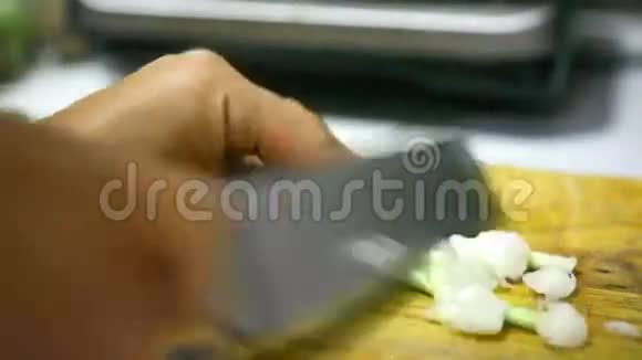 女人用手在木板上切菜视频的预览图