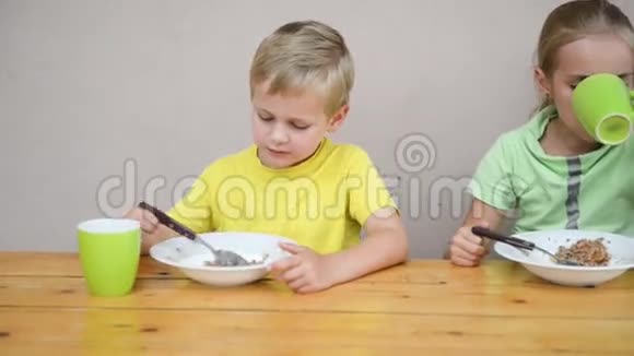 两个可爱的孩子在吃东西视频的预览图